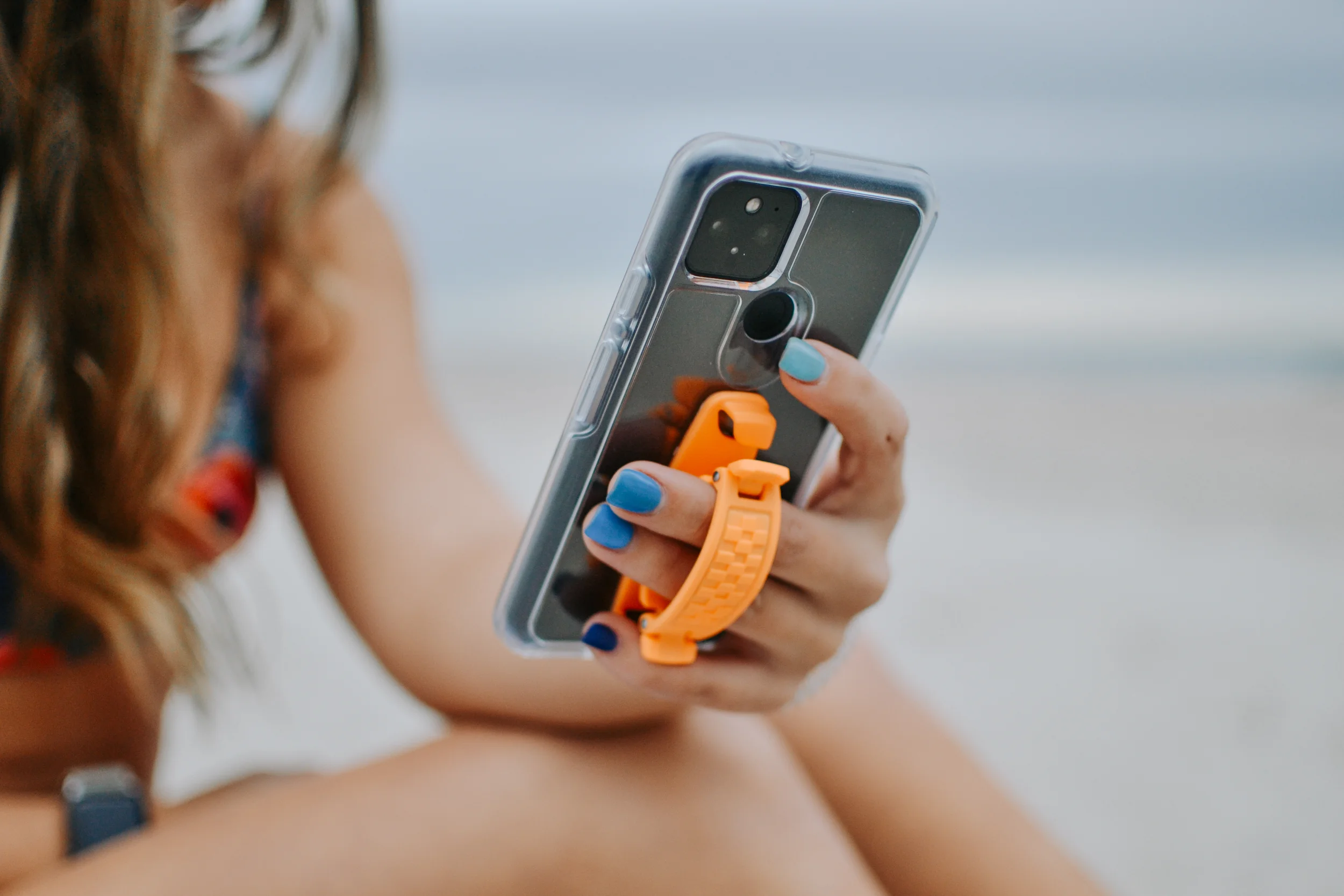 girl holding phone using spiidergriip